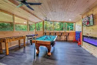 Bear Paradise Cabin–Hot Tub, Mini Golf, Court, Game Room, EV Charger & Fireplace