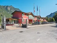 Apartment on Lake Idro with Pool Hotels in Idro