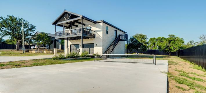 Walk to Water: Game Room at Buchanan Dam Home! Hoteles en Condado de Llano