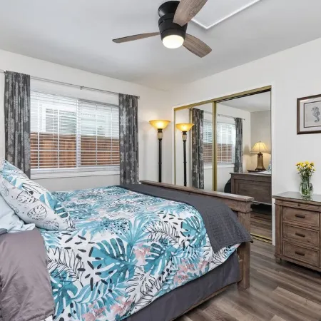 Lantern District Condo. Huge Private View Deck. All on One Level. Walk to Harbor