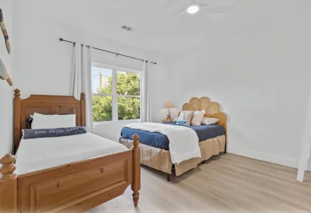 Perfect Lakehouse,open water, sunset,new dock.Kayaks.NEW POOL & HOT TUB!