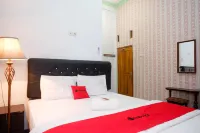 RedDoorz Syariah Near RS Mitra Siaga Hotels in Kramat