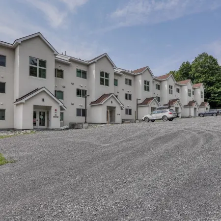 NEW Construction! Ski-In/Ski-Out Condo, fire place, Bunk room