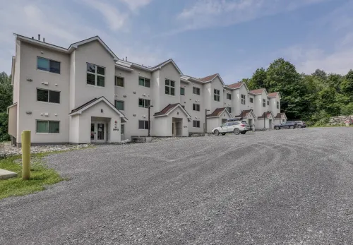 NEW Construction! Ski-In/Ski-Out Condo, fire place, Bunk room