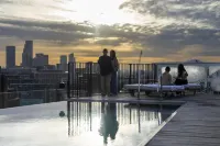 art'Otel London Battersea Power Station - Infinity Pools
