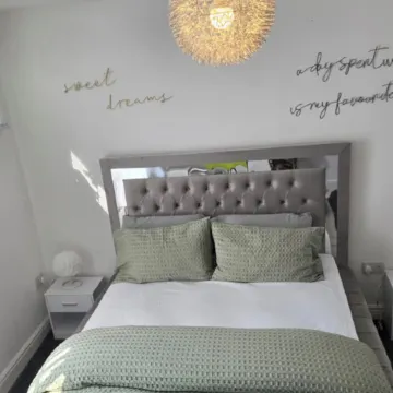 Luxury Stylish Charming City Apartment With Private Entrance in Wolverhampton