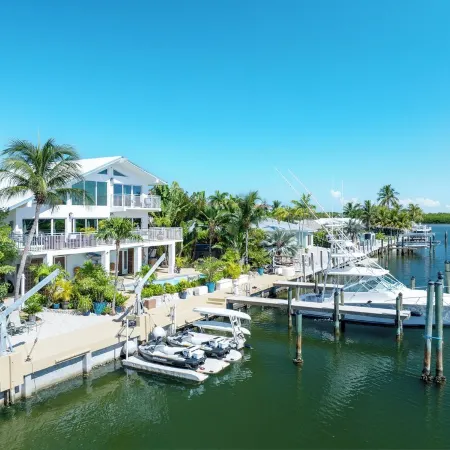 Sleeps 10 - Private house with 110’ of Deep Water Dockage, Pool, Hot Tub & more!