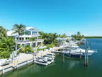 Sleeps 10 - Private house with 110’ of Deep Water Dockage, Pool, Hot Tub & more!
