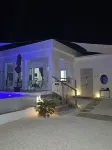 Beach Chic 2-Bedroom Villa – 100% 5-Star Rated - Luxury Redefined Hotel a 