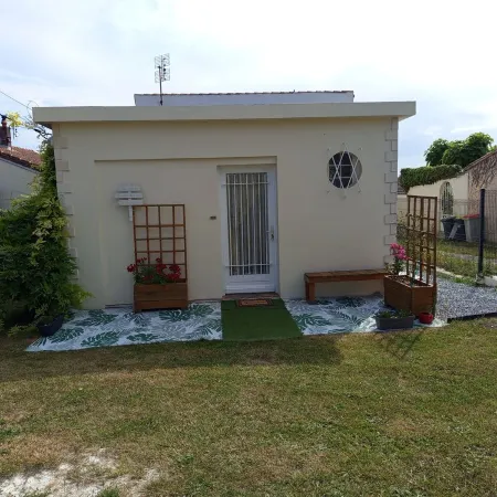 Cosy house close to beaches and shops. garden, above-ground pool, terrace