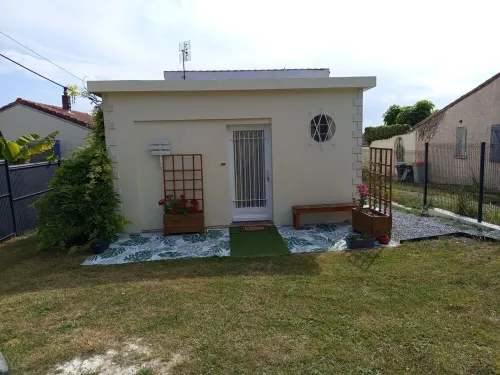 Cosy house close to beaches and shops. garden, above-ground pool, terrace