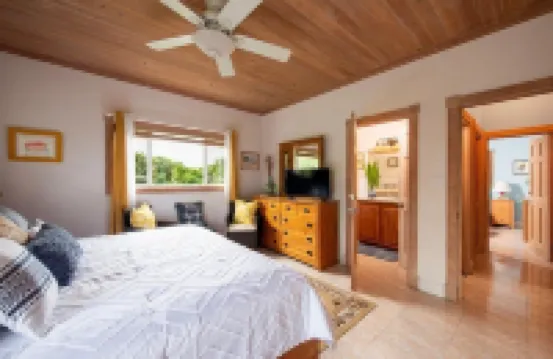 Chat N Chill · Top Floor Condo, Walk To Pink Sands Beach 2 Bedroom Townhouse