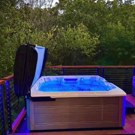 Secluded Lake Retreat • Hot Tub, Fire Pit, Golf Cart + Mini Golf