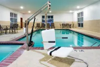 Holiday Inn Express & Suites ALVARADO by IHG - Swimmingpools