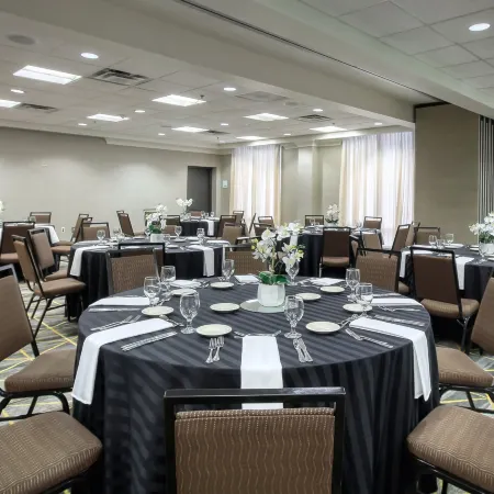 Holiday Inn & Suites ATLANTA AIRPORT-NORTH by IHG