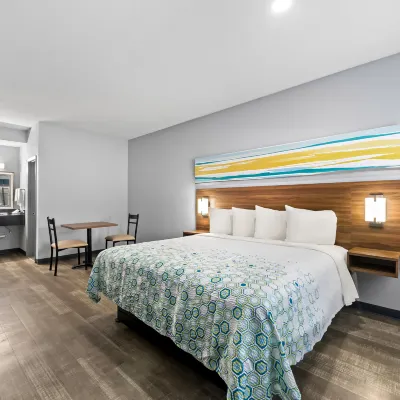 HomeTowne Studios by Red Roof San Antonio E - Frost Bank Center Hotels near Pletz County Park