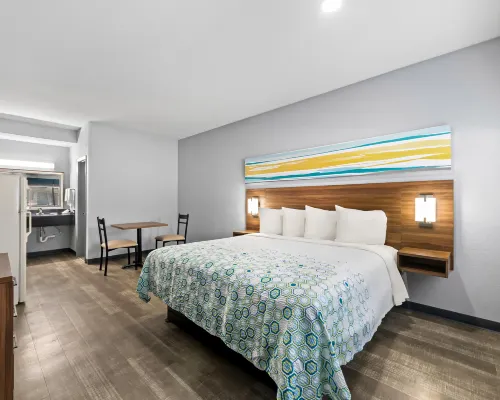 HomeTowne Studios by Red Roof San Antonio E - Frost Bank Center Hotels near Copernicus Park