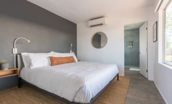 Skull Rock Cottage - Walk To Town & Hot Tub, Star Gazing 1 Bedroom Home