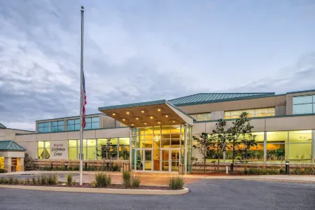 Ramada by Wyndham State College Hotel & Conference Center Отели рядом с достопримечательностью «Penn State Cottages»