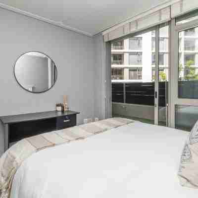 Modern 2 Bed in Claremont Rooms