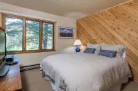 Cozy Family Sized Condo- Access to Hot Tub and Sauna- Minutes Away from Skiing