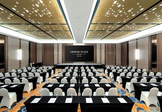 크라운 플라자 라부안 바조의 모던한 전경