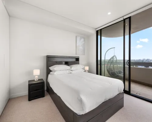 Luxe 2-Bed: Modern Interiors, Balcony & BBQ Area Hotels in Lidcombe