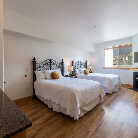 Luxury Hotel Room in Canyons Village, Mountain View, Outdoor Pool, Hot Tub, Near Hiking & Biking