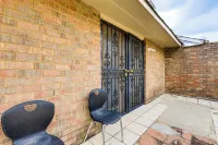 Easy ATL Access: Suburban Home Base w/ Patio - balcony