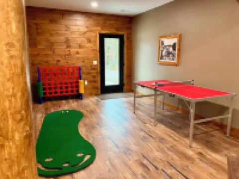 Bear Paw Lodge • Luxury Cabin • Game Room • Fire Pit
