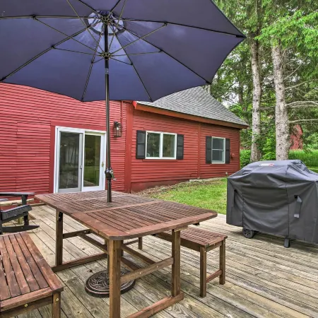 Renovated Farmhouse < 1 Mile to Okemo Mountain!