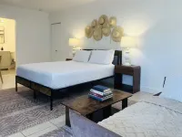 Wilton Manors Guesthouse Hotels near Sunland Park