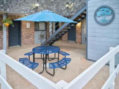 The Oakwood Inn Hotels in Logan County