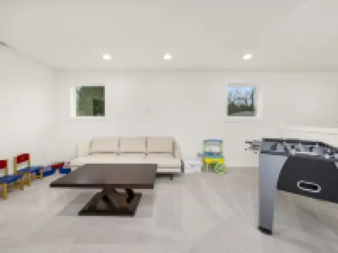 Brand New 5BR Home Fenced Yard Ample Parking Hoteles en Kent