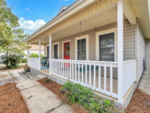 3 Blks to Beach, Close to Shopping! Screened Porch! 1 King/2 Twins/Sofa Sleeper!