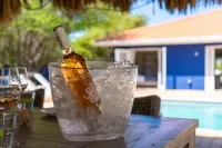 Coral Estate Rentals - bar