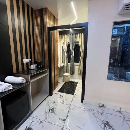 The Hotel Emerald Отели в г. Корапут