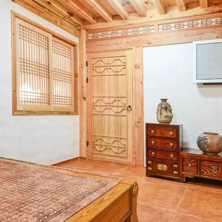 Gyeongju Hanokhotel Chunchugwan Отели рядом с достопримечательностью «Королевские гробницы Орын»