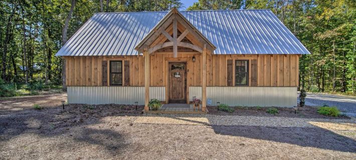 Stunning Cabin Getaway w/ Private Hot Tub! Hotels in Dade County