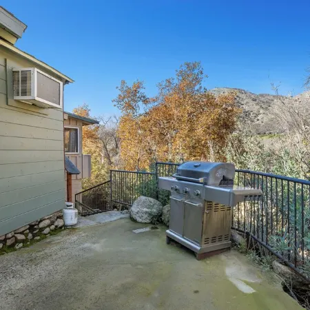 The Kaweah River Cabin sleeps up to 8 guests, located 3 minutes from entrance