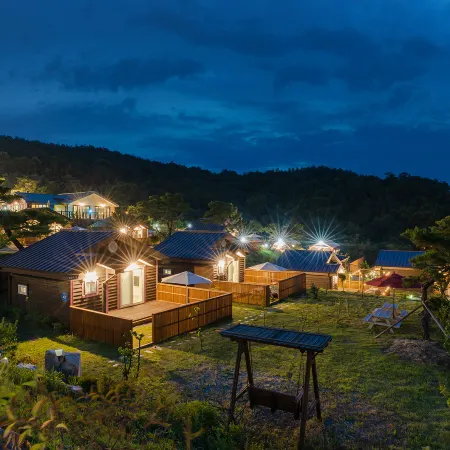 Gyeongju Camp Five Pension Glamping Отели рядом с достопримечательностью «Парк аттракционов Gyeongju World»