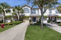 Charming Southern Townhouse W/enclosed Yard & Access to Community Pool - 4-Star