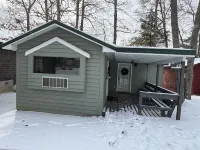 Whispering Pines - a Charming 2-bedroom cabin with WiFi, AC in serene Pipestem Hotels in Summers County