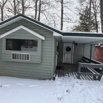 Whispering Pines - a Charming 2-bedroom cabin with WiFi, AC in serene Pipestem