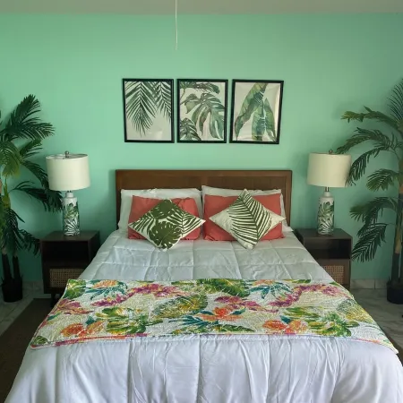 Charming beach front condo, Freeport ,Coral Beach, with AC/WiFi, salon/spa, pool