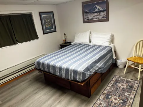 private entrance 1 bedroom/bath by airport & shopping Fairbanks with WiFi