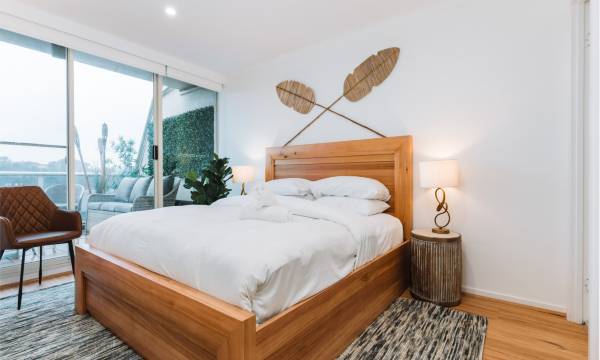 Lakeside 3-Bed Apartment with Jacuzzi