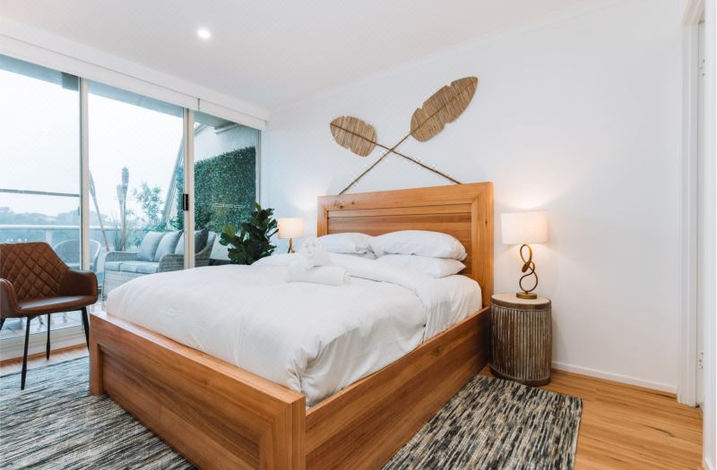 Lakeside 3-Bed Apartment with Jacuzzi