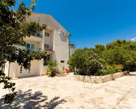 Apartments Sandra Hotels in Okrug Gornji