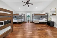Huge Patio Game Room w/ Pool - 18 Beds - Downtown